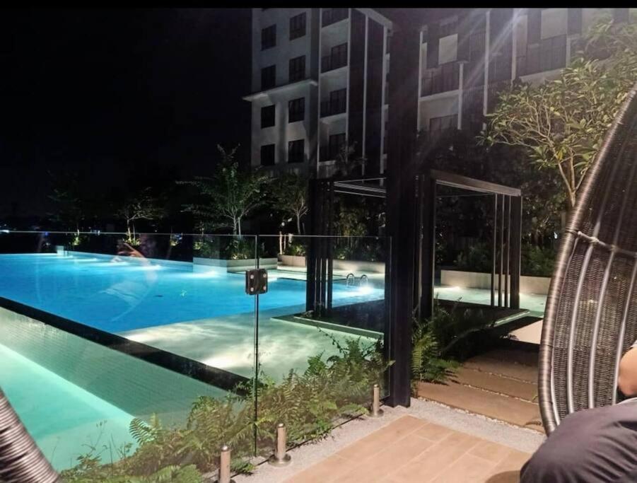 Infinity Pool Netflix 200mbps *