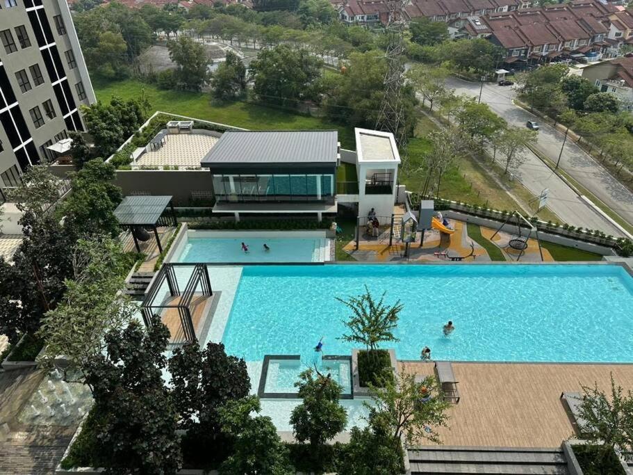 Infinity Pool Netflix 200mbps
