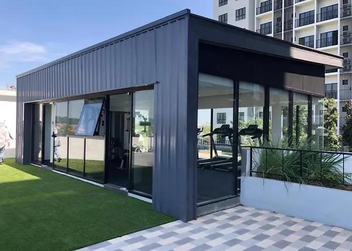 Infinity Pool Netflix 200Mbps Apartment